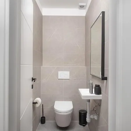 Mia, Sevid Na Moru *