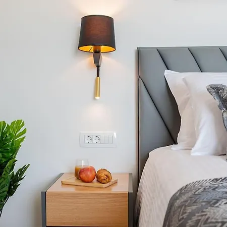 Mia, Sevid Na Moru Villa