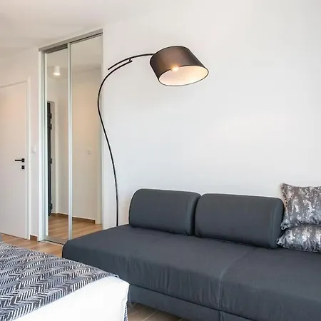 Mia, Sevid Na Moru *