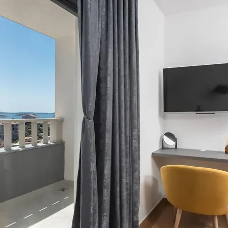 Mia, Sevid Na Moru *