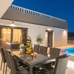 Vila Luxury Mia With Sea View, Heated Pool And Jacuzzi
