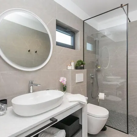 Mia, Sevid Na Moru Vila *