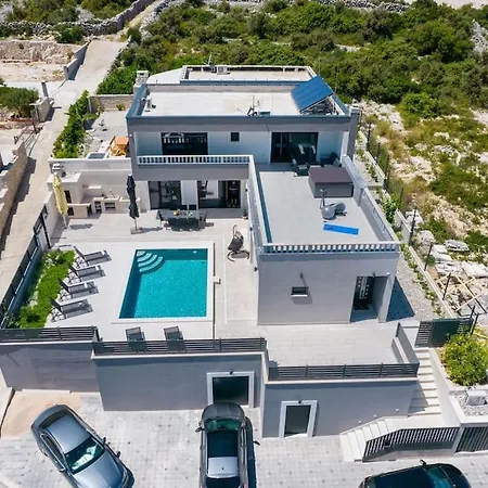 Mia, Sevid Na Moru *